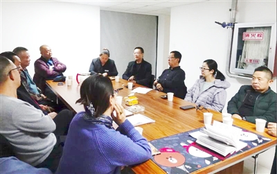 针对小区业主提出的问题，大家坐下来一起讨论解决。