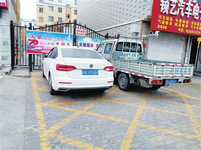 消防通道被机动车占用.