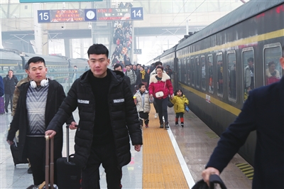 1月10日是春运首日，银川火车站迎来旅客出行小高峰。本报记者赵锐摄
