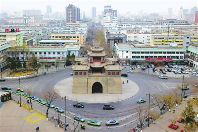 <p>　　银川市鼓楼转盘，出租车在排队等候客人。</p>