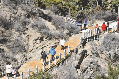 <p>　　游人在贺兰山国家森林公园里踏青游玩。</p>