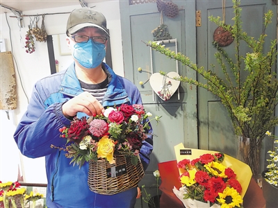 <p>　　购买鲜花的顾客。　		本报记者　马忠　摄</p>