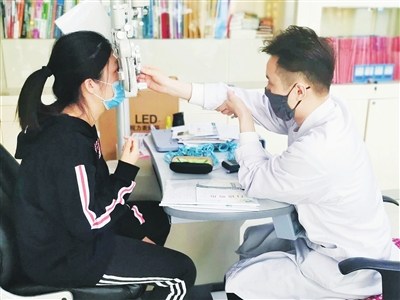医生正在给患者验光。