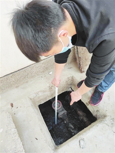     暖气井深约1米。