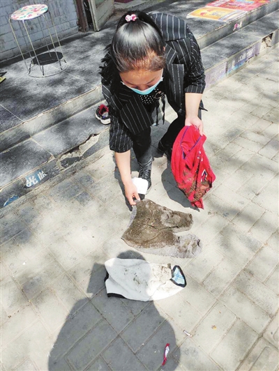     琨琨衣服上沾满了淤泥。