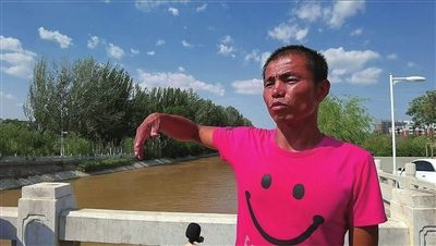 王春讲述救人经过。