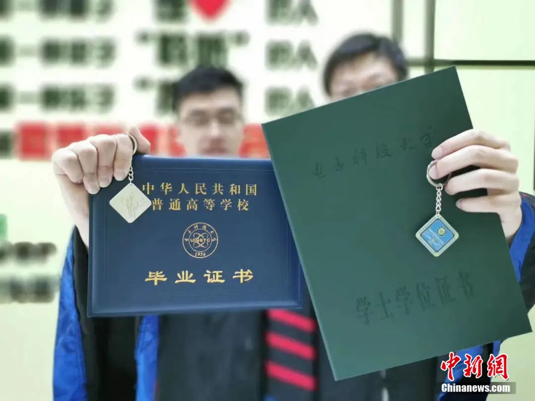 2．我大学毕业证书的校长印章上有一个字，字迹看不清。我拿了学历认证，认证报告也down了。没关系！ 