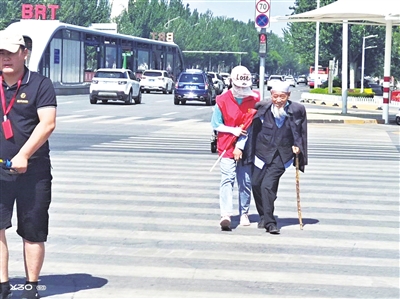 李悦欣搀扶老人过马路。交警供图