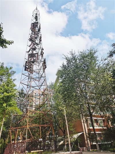 近40米高的铁塔紧邻居民楼。
