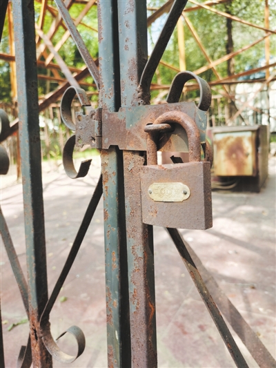     生锈的铁锁。