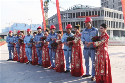 集体婚礼前，项目部将7对新人邀请到正在施工的工地上，参加大楼封顶活动。武晓瑜王森摄影报道