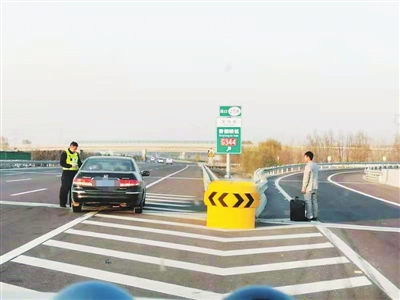 惊呆！司机高速路匝道违停还放人下车