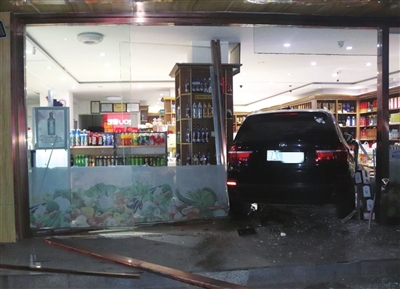越野车冲撞进超市。警方供图