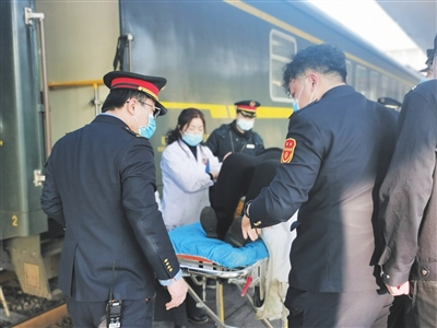 孕妇被交给等候在车站的120医护人员。银川客运段供图