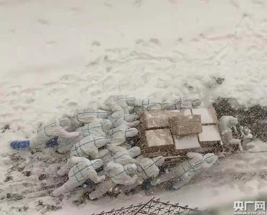 大连海洋大学师生志愿者雪中逆风前行送防疫物资刷屏网络