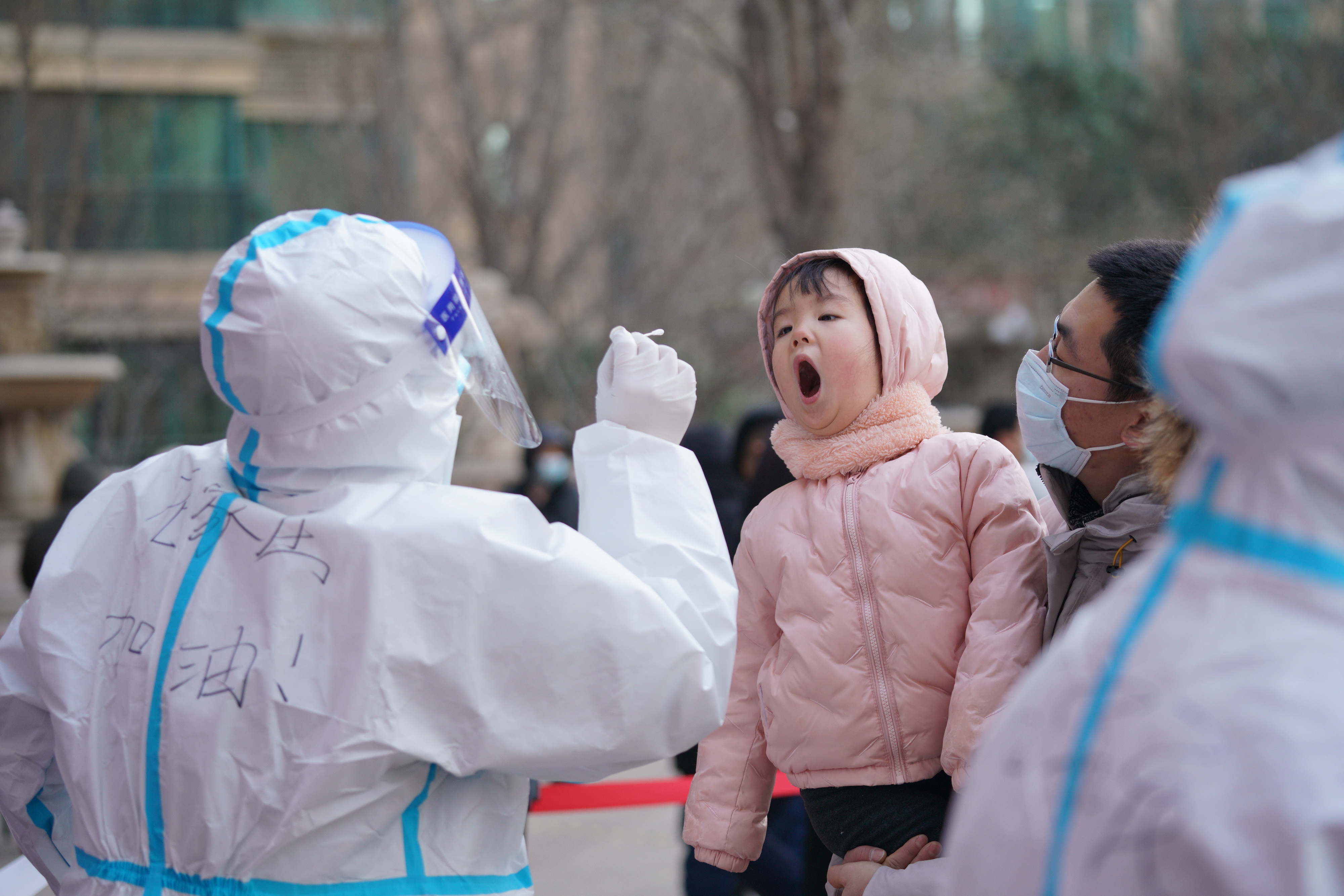 我在现场 | 在“暂停”的城市，我们与病毒赛跑