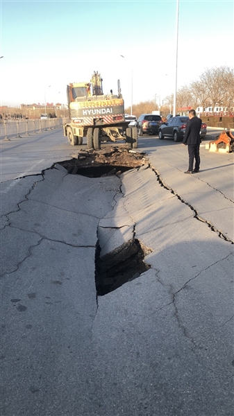 友爱中心路宁夏交通物流园门口路面塌陷