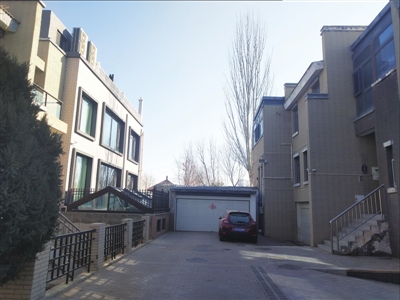     一座自建车库横在70栋和67栋中间。
