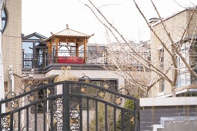 京能天下川一些别墅楼顶加盖阳光房、凉亭。