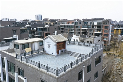 观湖壹号内一别墅楼顶建了一座仿古建筑。