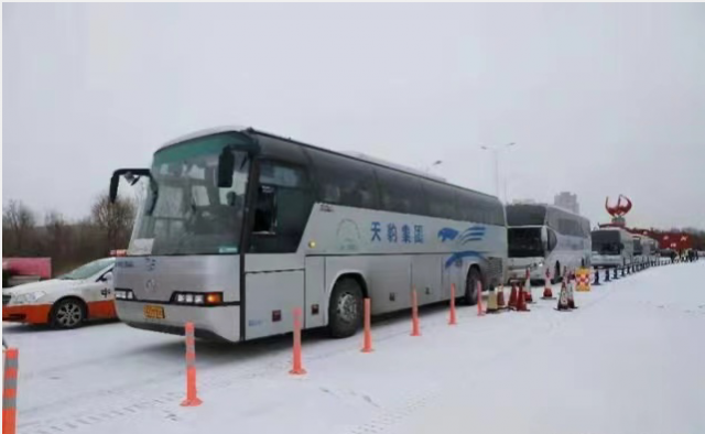 大学生雪天滞留汽车站 宁夏多部门接力护送