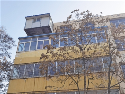 <p>　　银川市旅游汽车站对面幸福楼院里一栋住宅楼加盖的“空中房”。</p>