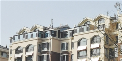<p>吴忠市利通区和府小区楼顶搭建的阳光房。</p>