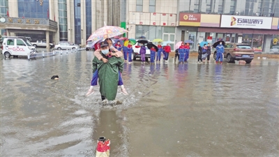 惠农区兴庆区多个路段积水，行人车辆难通行