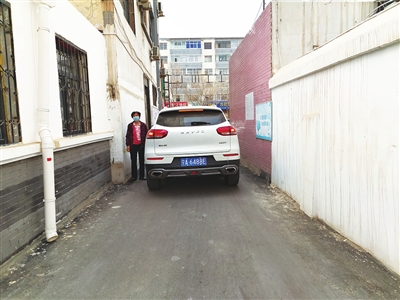 小区入口处仅可通过一辆汽车。