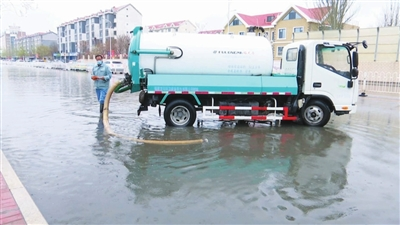 多部门联合 全力清理城市道路积水