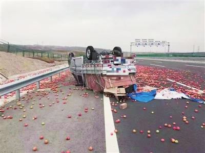 货车高速路翻车      散落一地西红柿