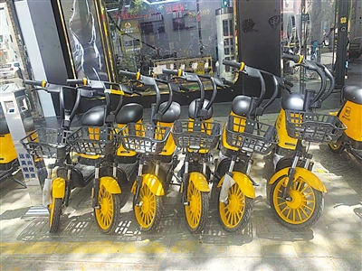 <p>　　银川街头摆放整齐的共享电动车。</p>