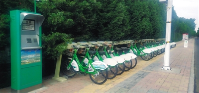 <p>　　在中卫市沙坡头区，公共自行车蒙尘已久。</p>