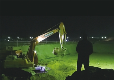 民生城逸兰汐五期建筑工地夜间施工，被执法人员逮个正着。本报记者赵锐 摄