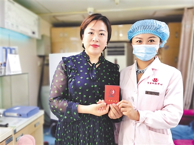 <p>　　6月11日，韩文丽（左）完成400ml全血捐献。　本报记者　王溦　摄</p>