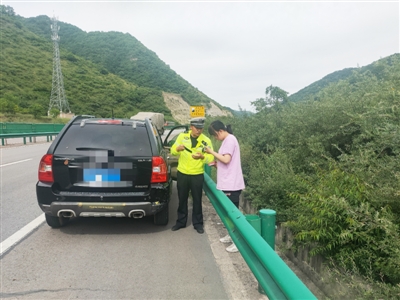 民警让女孩撤离到护栏外确保安全。交警供图