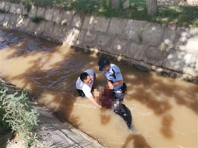 当事人情绪低落跳渠辅警悄悄跟随救起