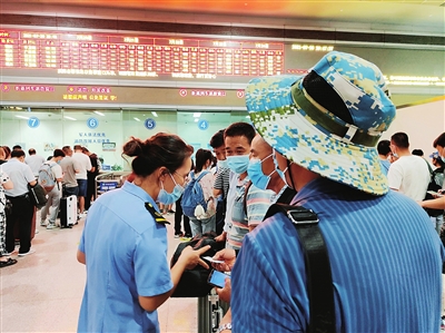 银川火车站全力做好旅客退票、改签、安抚解释等服务工作。赵锐李麒摄影报道