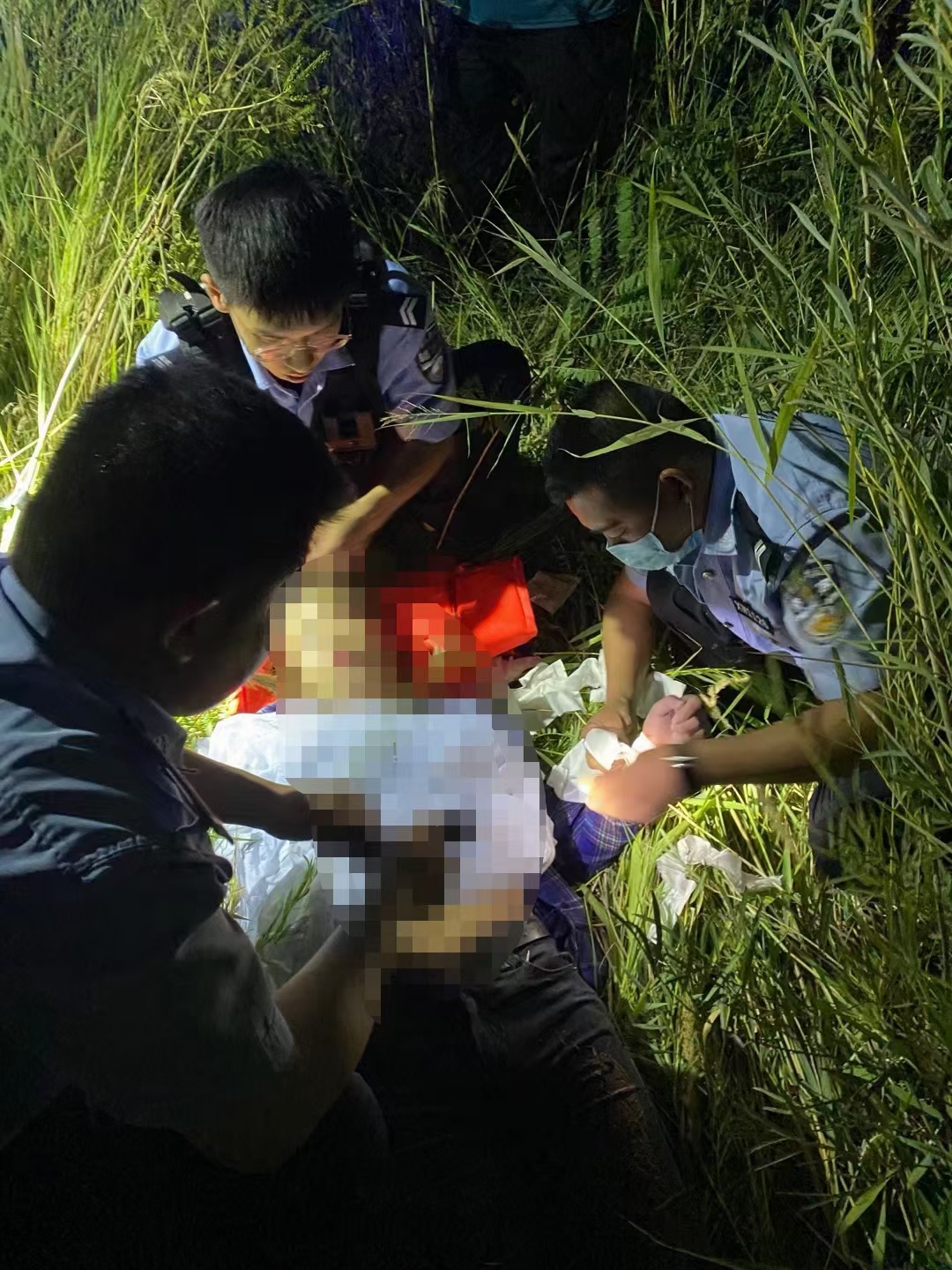 女子跳入黄河自杀 吴忠两辅警奋不顾身相救