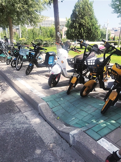 人民广场东路一处道牙设置了斜坡，方便骑行市民还车。