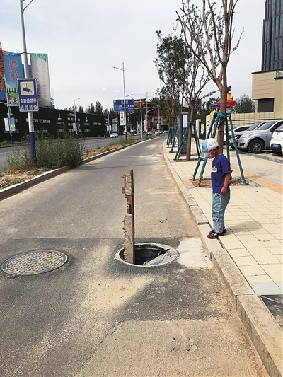 居民区门口路面井盖破损无人修