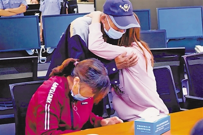 <p>31岁的王晓梅（化名）与分离16年的亲人抱头痛哭。</p><p>（图片由平罗县公安局提供）　</p>