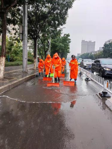 下雨天环卫车为啥还洒水？官方解释来了！