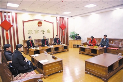  p> 石嘴山市中级人民法院家事法庭在调解一起婚姻纠纷案件. /p>