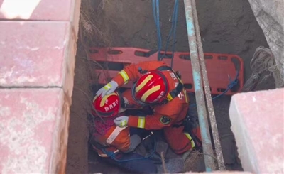 路面塌方环卫工人陷入深坑固原消防紧急救援转危为安