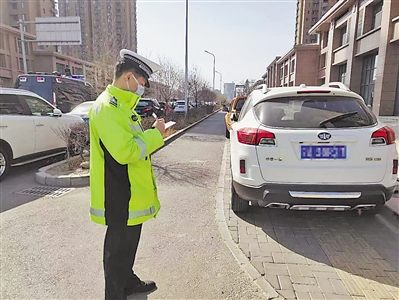 <p>　　陈善瑞给违停车辆开具处罚告知单。（图片由受访者提供）</p>