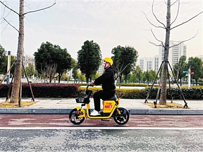 市民骑行“强国电单车”。本报记者  张雪梅  摄