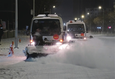 兴庆区环卫部门出动设备凌晨上街清雪。　受访单位供图