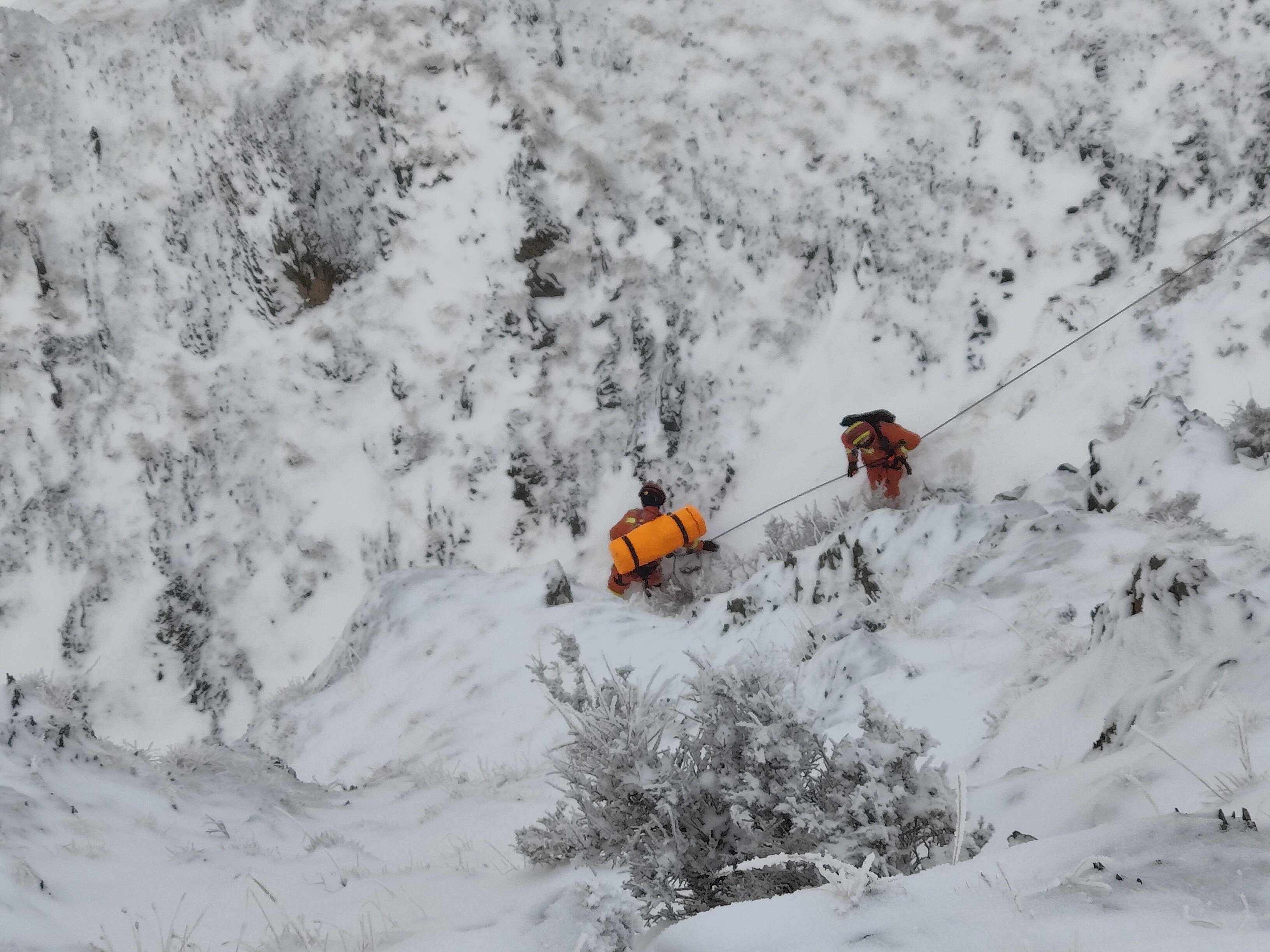 女子从60米高积雪山崖坠落 吴忠消防紧急救援