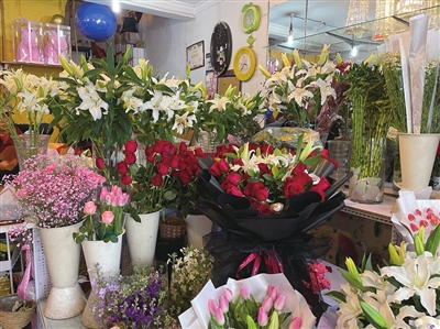 花店里的鲜花芳香四溢。本报记者   安小霞   摄